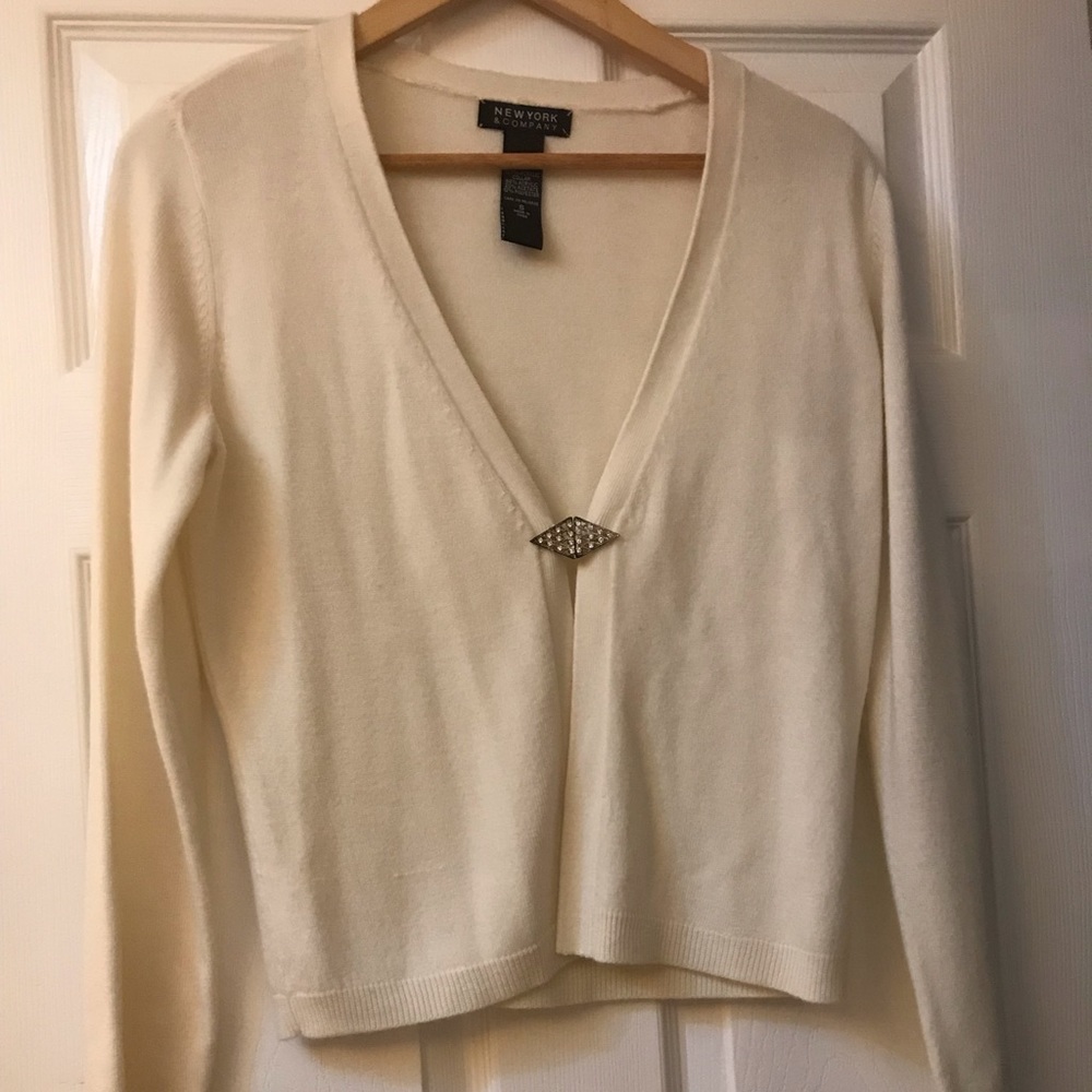 Off white light/weight sweater with jewel closing